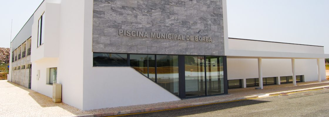 Piscinas municipais cobertas abertas no verão